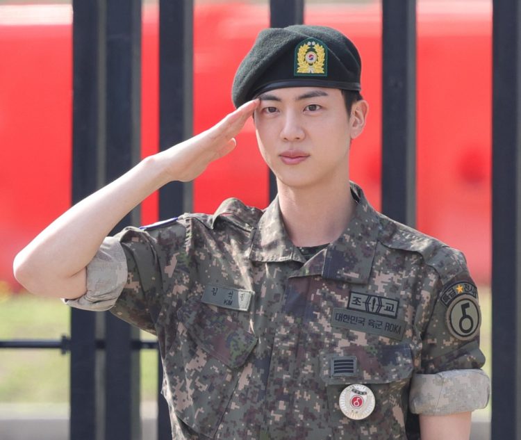 Jin, miembro de BTS, saluda a la 5ta División de Infantería del Ejército después de completar sus 18 meses de servicio militar obligatorio en Yeoncheon, 61 kilómetros al norte de Seúl, Corea del Sur. EFE/EPA/YONHAP SOUTH KOREA OUT