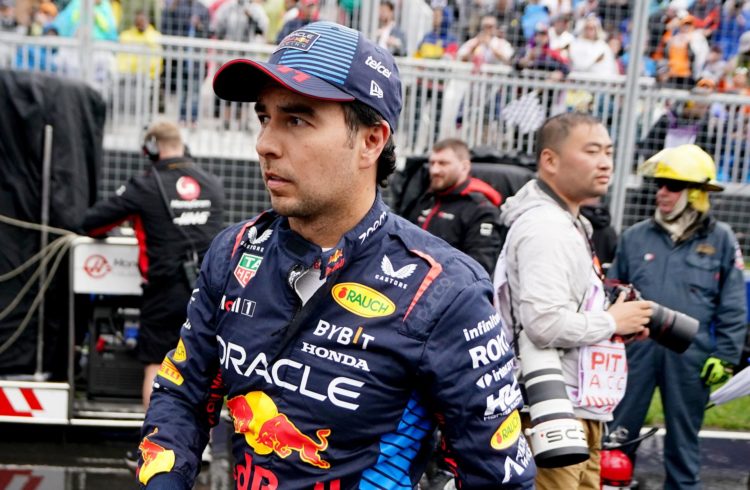 El piloto mexicano de Red Bull Racing, Sergio Pérez, de México, antes del Gran Premio de Fórmula Uno de Canadá en el circuito Gilles Villeneuve de Montreal, en el que tuvo que abandonar tras sufrir un choque que dañó su monoplaza. EFE/EPA/SHAWN THEW