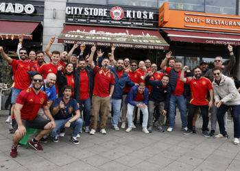 La afición española se hace sentir en Berlín para animar a la Selección contra Croacia