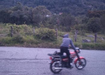 Vecinos de La Pedregosa alertan sobre motorizados haciendo piruetas
