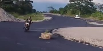 Cuidado con alcantarilla sobresaliente en curva del Puente Chama II de El Vigía