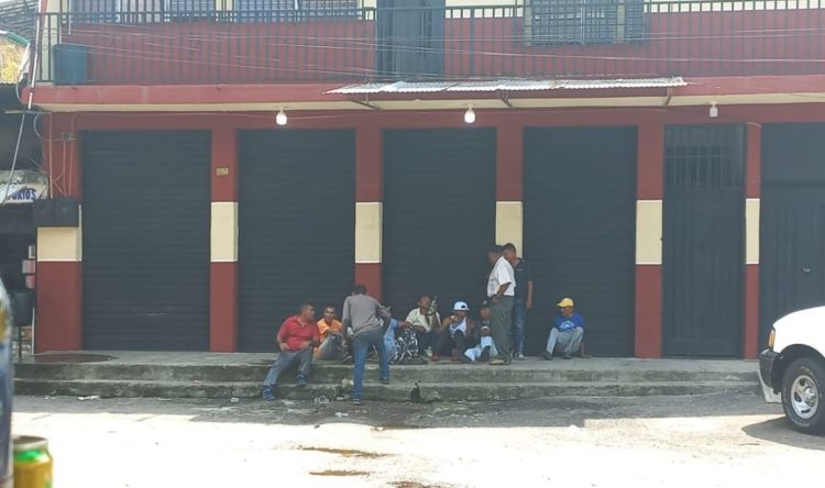 Más de 40 personas de la etnia Wayuu deambulan por las calles de Coloncito. Foto: Maryerlin Villanueva