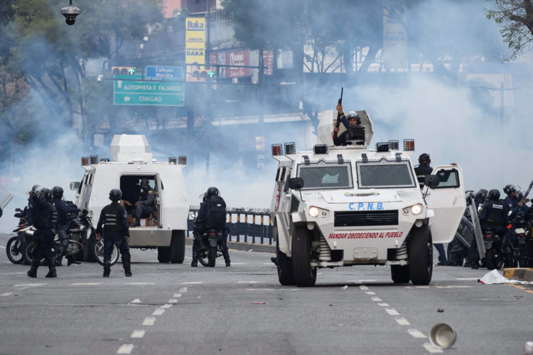 Fotografía del29 de junio de 2024 en donde se ven a integrantes de la Policía Nacional Bolivariana (PNB) mientras enfrentan a manifestantes opositores, durante una protesta contra de los resultados de las elecciones presidenciales en Caracas (Venezuela). EFE/ Ronald Peña R.