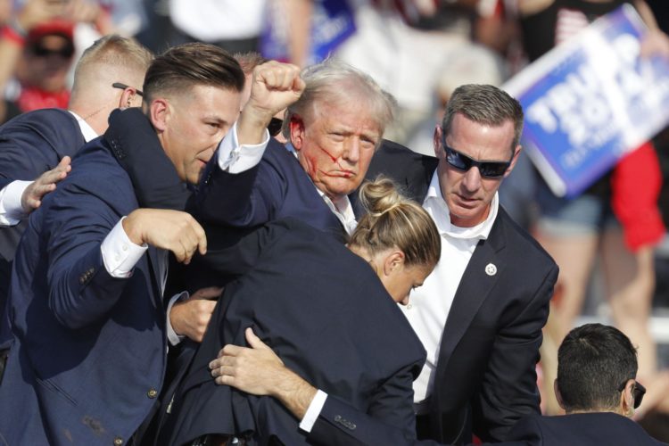 El expresidente estadounidense y candidato republicano Donald Trump con el puño en alto y la cara ensangrentada tras ser alcanzado este sábado por un disparo durante un mitin en Butler (Pensilvania). EFE/EPA/DAVID MAXWELL