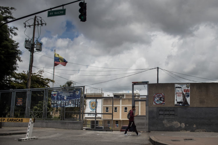 Fotografía de archivo en donde se ve a un hombre mientras pasa frente a un centro de detención preventiva en Caracas (Venezuela). EFE/ Miguel Gutiérrez