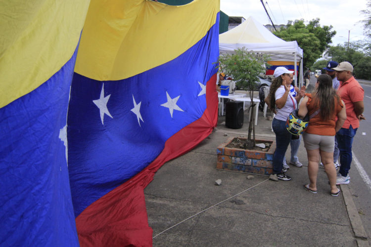 Ciudadanos venezolanos llegan este domingo al consulado de Venezuela que funciona como puesto de votación en las elecciones presidenciales de Venezuela en Cúcuta (Colombia). EFE/ Mario Caicedo