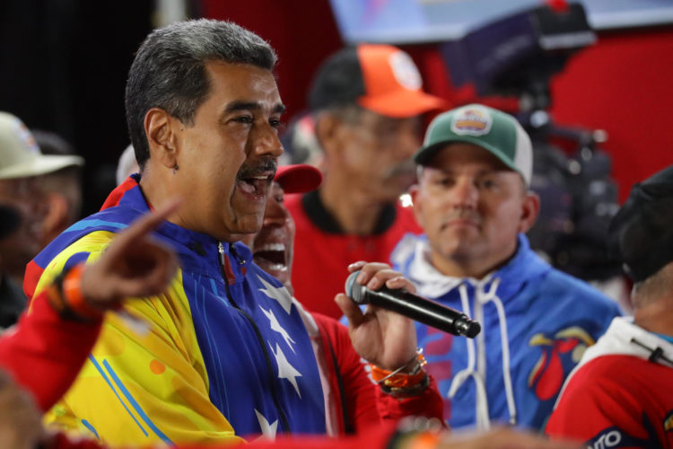 El presidente de Venezuela, Nicolás Maduro, pronuncia un discurso tras conocer los resultados de las elecciones presidenciales este lunes, en Caracas (Venezuela). EFE/ Ronald Peña R.