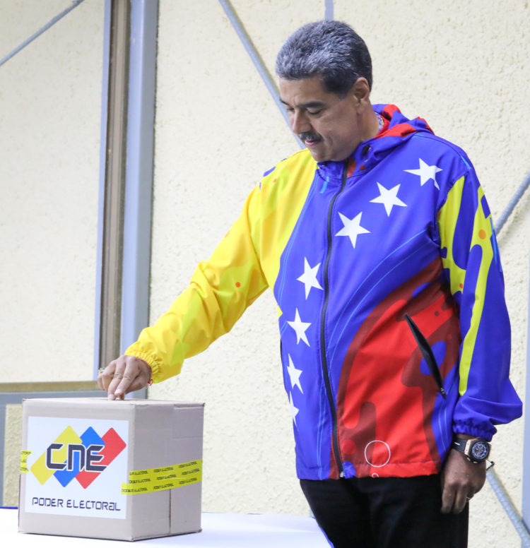 Fotografía cedida por Prensa Miraflores del presidente de Venezuela, Nicolás Maduro, ejerciendo el voto durante las elecciones presidenciales, este domingo, en Caracas (Venezuela). EFE/PRENSA MIRAFLORES -SOLO USO EDITORIAL/NO VENTAS