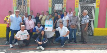 Oposición toma los alrededores de los templos para enseñar a votar