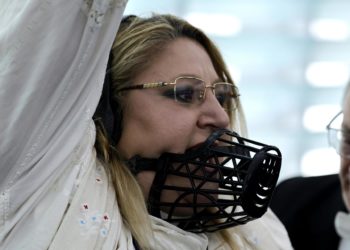 Expulsada del hemiciclo de la Eurocámara una eurodiputada que gritaba con un bozal puesto
