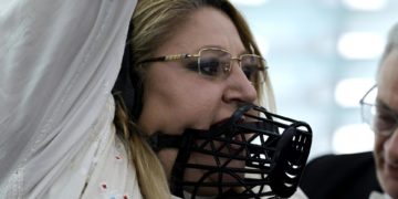 Expulsada del hemiciclo de la Eurocámara una eurodiputada que gritaba con un bozal puesto