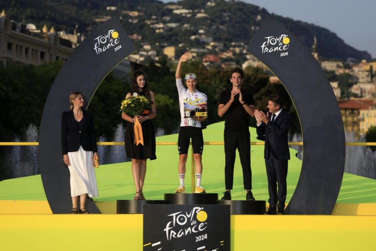 Pogacar celebra su victoria en la última etapa del Tour de Francia. EFE/EPA/GUILLAUME HORCAJUELO