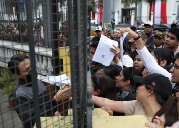 Venezolanos en Lima acuden en masa a su consulado para recoger pasaportes