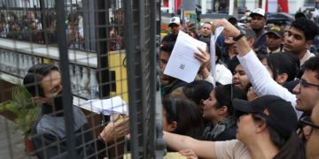 Venezolanos en Lima acuden en masa a su consulado para recoger pasaportes