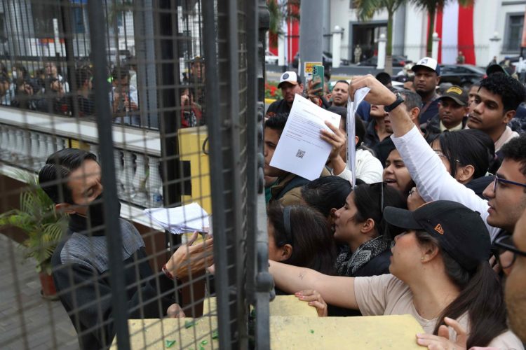 Fotografía de archivo donde aparecen ciudadanos venezolanos a las afueras de la Embajada de Venezuela en Lima, Perú. EFE/ Paolo Aguilar