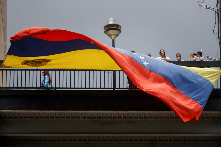 La bandera de Venezuela cuelga desde un puente en Guanare (Venezuela). EFE/ Miguel Gutiérrez