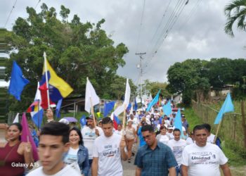 Oposición unida camino las calles de San Juan de Isnotú
