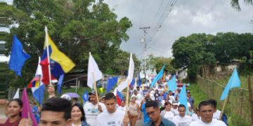 Oposición unida camino las calles de San Juan de Isnotú