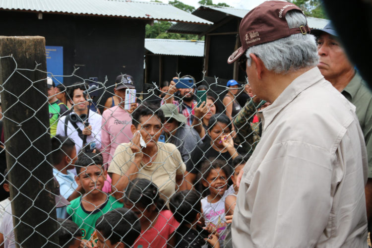 Fotografía de archivo en donde el presidente electo de Panamá, José Raúl Mulino (d), saluda a migrantes a en el albergue de Lajas Blancas, en el Daríen, frontera natural con Colombia. EFE/ Moncho Torres