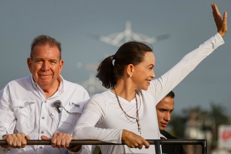 El candidato a la presidencia de Venezuela, Edmundo González (i), y la líder de la oposición, María Corina Machado, participan en un acto de campaña este miércoles, en Puerto La Cruz (Venezuela). EFE/ Miguel Gutiérrez