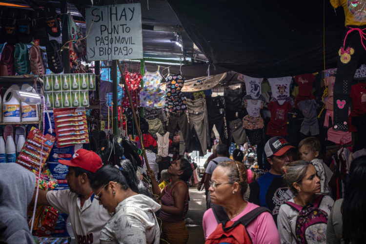 Personas caminan en un mercado popular, el 16 de julio de 2024, en Maracaibo (Venezuela). EFE/ Henry Chirinos