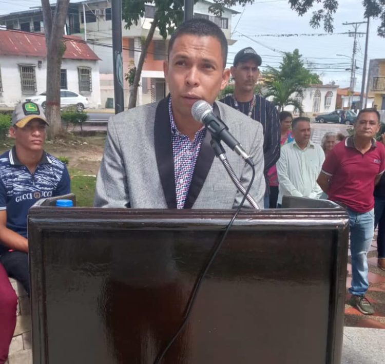 El orador de orden de las actividades cumplidas en la plaza Bolívar de Betijoque.