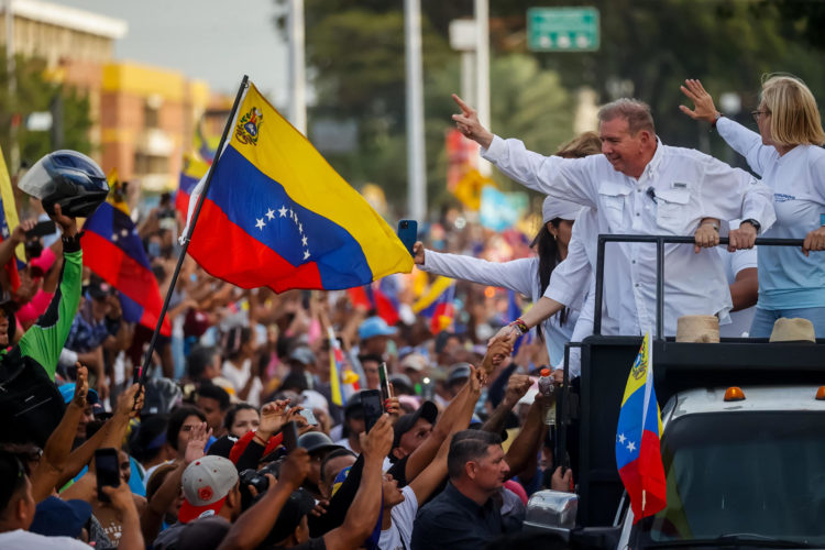 El candidato a la presidencia de Venezuela, Edmundo González, saluda a seguidores en un acto de campaña este miércoles, en Puerto La Cruz (Venezuela). EFE/ Miguel Gutiérrez