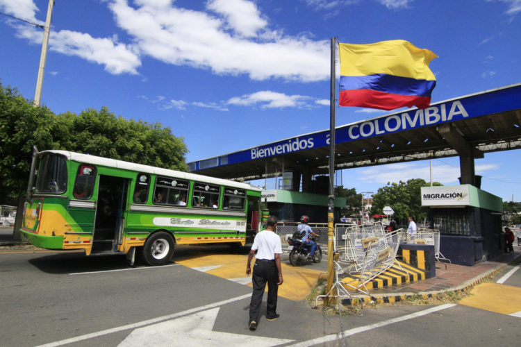 Vehículos cruzan el puente internacional Simón Bolívar que une a Villa del Rosario (Colombia) con San Antonio del Táchira (Venezuela) este lunes, en Villa del Rosario (Colombia). EFE/Mario Caicedo
