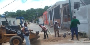 Limpiaron escombros dejados por las lluvias en calles de Sabana de Mendoza