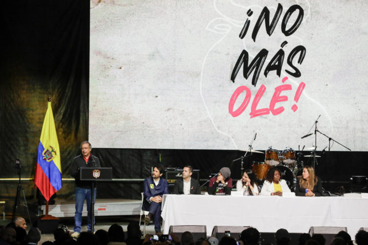 El presidente de Colombia, Gustavo Petro (junto a la bandera), habla este 22 de julio de 2024 en la plaza de toros La Santamaría, en Bogotá, donde sancionó la ley No más olé, que prohíbe las corridas de toros en el país a partir de 2027. EFE/Carlos Ortega