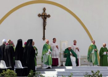 El papa critica el uso de la fe «para aprovecharse de la gente»