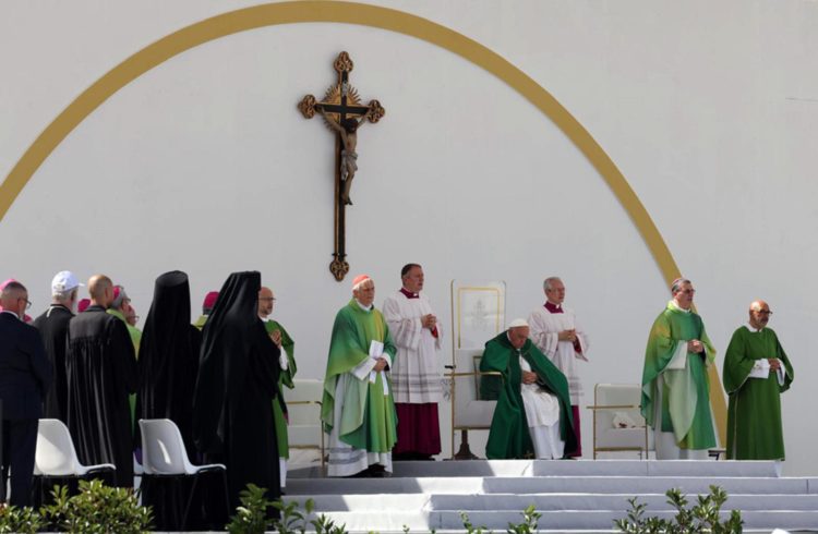 El papa Francisco pronuncia una misa en la ciudad italiana de Trieste, con ocasión de una reunión de los católicos italianos. EFE/EPA/GABRIELE CROZZOLI