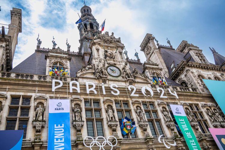 Imagen de archivo de la fachada del ayuntamiento de París decorada con motivos de los Juegos Olímpicos. EFE/EPA/CHRISTOPHE PETIT TESSON