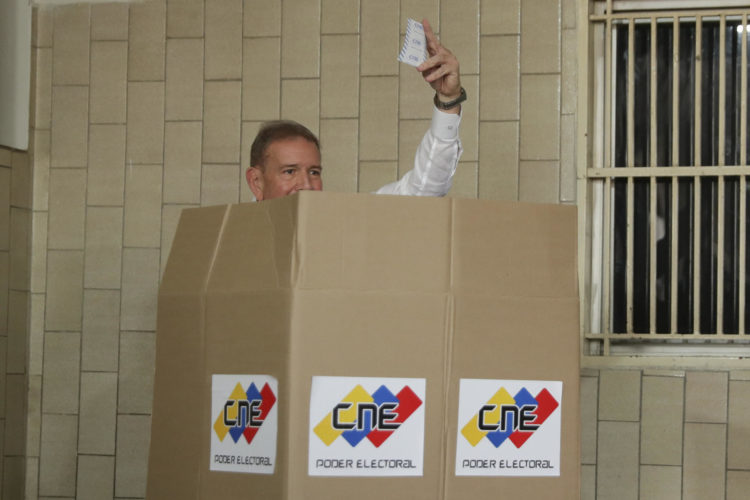 El candidato opositor a la presidencia de Venezuela Edmundo González Urrutia muestra su voto este domingo, en un centro de votación en Caracas (Venezuela). EFE/ Ronald Peña R.