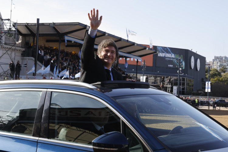 Fotografía cedida por la Sociedad Rural Argentina del presidente de Argentina, Javier Milei, saludando en la actividad de cierre de la 136a. edición de la Exposición de Ganadería, Agricultura e Industria Internacional (Expo Rural) este domingo, que organiza la Sociedad Rural de Argentina en Buenos Aires (Argentina). EFE/ Sociedad Rural Argentina