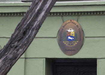 Angustia y dolor entre venezolanos residentes en Chile por el cierre de la embajada