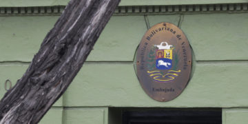 Angustia y dolor entre venezolanos residentes en Chile por el cierre de la embajada