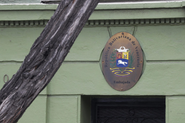 Fotografía de un escudo en la embajada de Venezuela en Santiago (Chile). EFE/ Elvis González