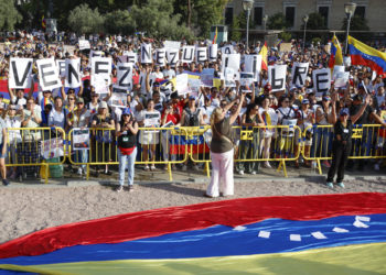 Miles de venezolanos votaron en España en una jornada sin incidentes y con aires de cambio