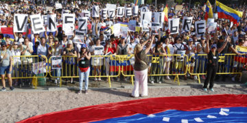 Miles de venezolanos votaron en España en una jornada sin incidentes y con aires de cambio