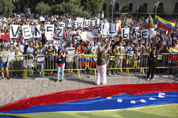 Un momento de la concentración convocada bajo el lema 'Alcemos la voz por el cambio en Venezuela'. EFE/ Mariscal