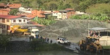 Llegó la maquina enviada por la gobernación de Mérida a Canaguá para atender emergencia por lluvias