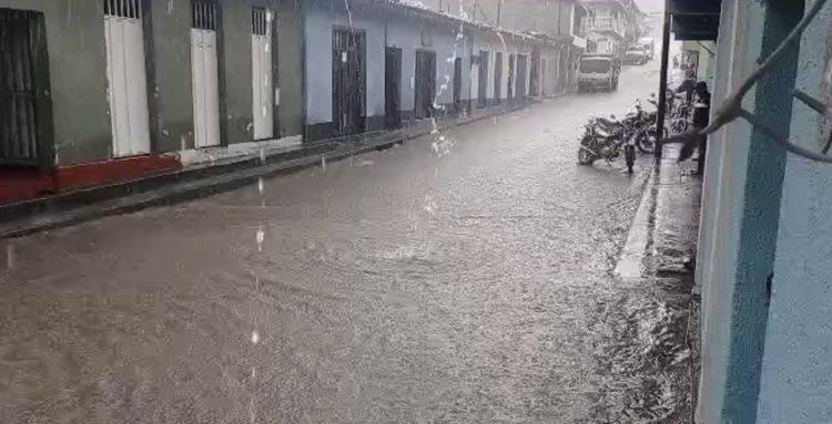 La lluvia volvió a hacerse presente en Canaguá este sábado en la tarde. Fotos del Presbítero Cornelio Marín.