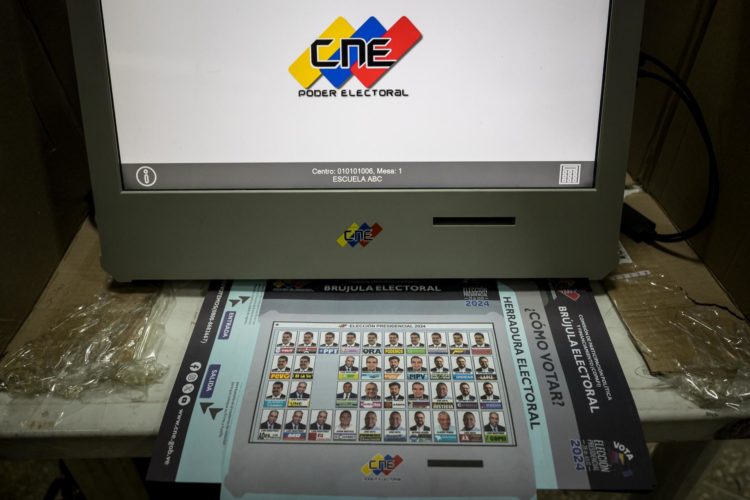 Fotografía de una máquina de votación con una tarjeta electoral con los candidatos a la presidencia de Venezuela, el 15 de julio del 2024, en Caracas (Venezuela). EFE/ Henry Chirinos