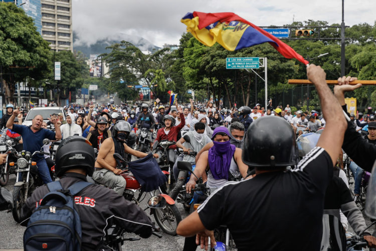 Opositores al gobierno de Nicolás Maduro recorren las calles en motocicletas este lunes, en Caracas (Venezuela). EFE/ Henry Chirinos