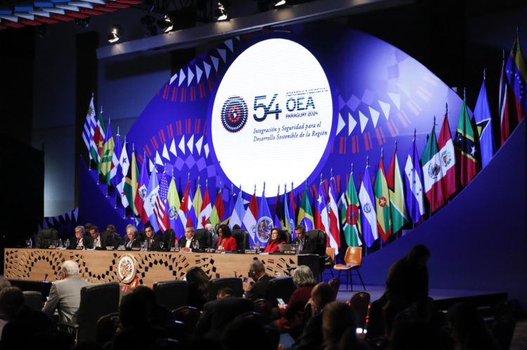 Fotografía de archivo de representantes de los países miembros de la Organización de Estados Americanos (OEA) participan de la cuarta Sesión Plenaria este viernes, durante la 54ª Asamblea General de la OEA, en Luque (Paraguay). EFE/ Bienvenido Velasco