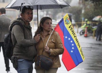 Venezolanos en Bogotá votan bajo la lluvia, sin incidencias y con esperanza de democracia