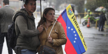 Venezolanos en Bogotá votan bajo la lluvia, sin incidencias y con esperanza de democracia