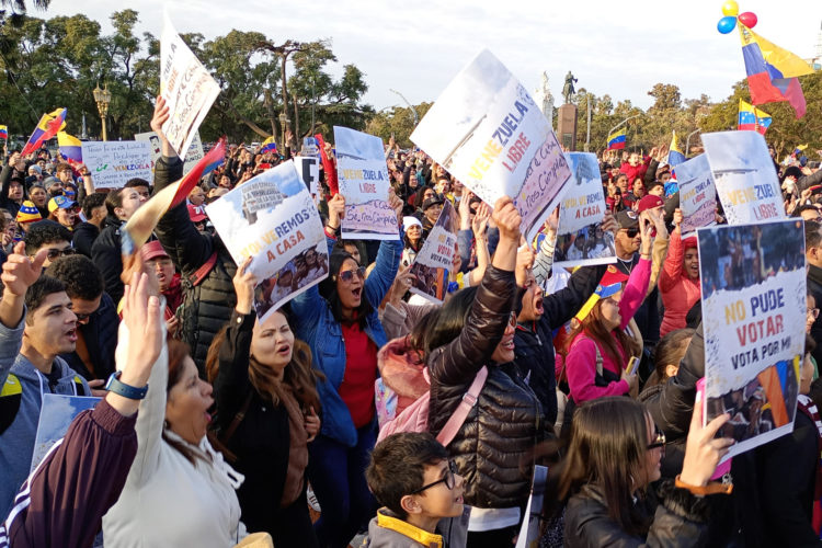 Ciudadanos venezolanos gritan consignas en una concentración este 28 de julio de 2024, con motivo de las elecciones presidenciales en Venezuela, en Buenos Aires (Argentina). EFE/ Matías Martín Campaya