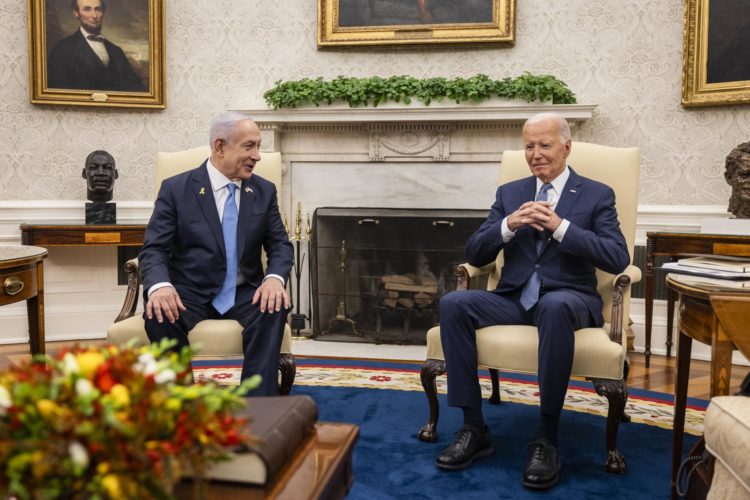 El primer ministro israelí, Benjamin Netanyahu, habla con el presidente estadounidense, Joe Biden, antes de su encuentro con la vicepresidenta de Estados Unidos y futura candidata demócrata, Kamala Harris. EFE/EPA/SAMUEL CORUM / POOL
